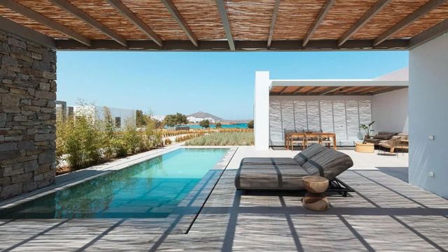 Private Terrasse mit Pool und Liegestühlen mit Blick auf die Landschaft