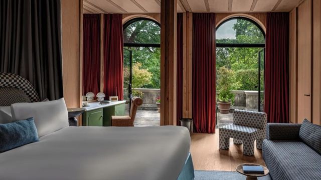 Großzügiges Schlafzimmer mit Blick auf die üppige Terrasse