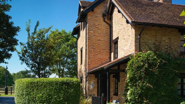 Historische Backsteinfassade im Grünen bei Coworth Park Hotel