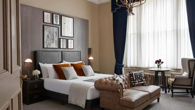 Elegantes Schlafzimmer der Townhouse Suite mit Doppelbett und klassischem Dekor.