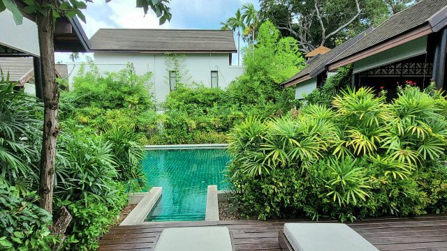 Anantara Lawana Poolzugang im tropischen Ambiente