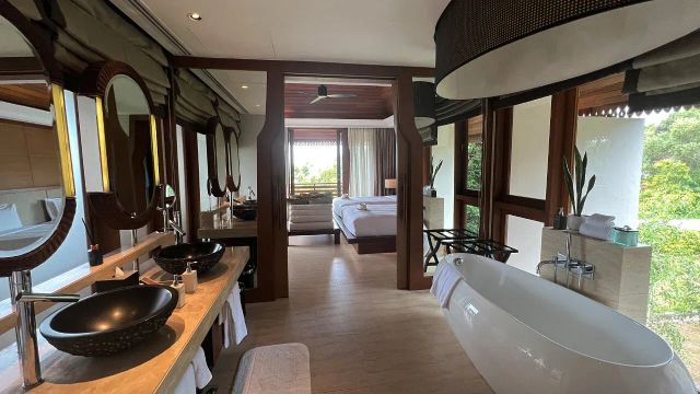 The Ritz-Carlton, Koh Samui Bad mit Doppelwaschbecken und Wanne mit Blick auf die Berge