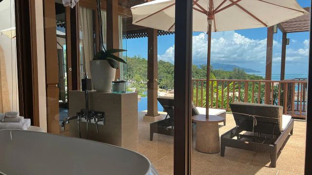 The Ritz-Carlton, Koh Samui Terrasse mit Blick auf das Meer und Liegestühle