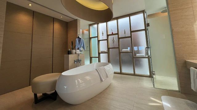 The Ritz-Carlton, Koh Samui Badezimmer mit Badewanne