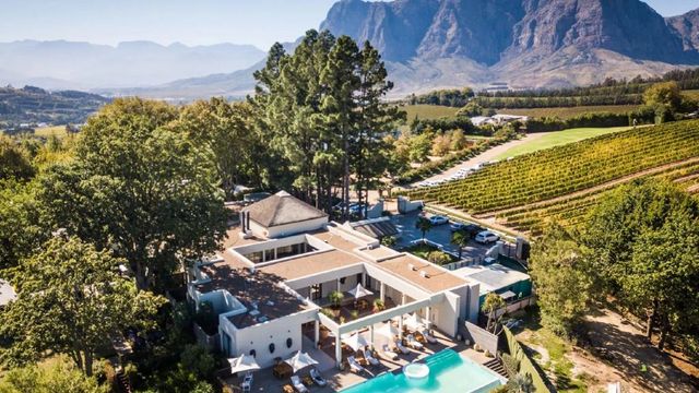 Luftaufnahme einer luxuriösen Villa mit Pool und Blick auf die Weinberge und Berge