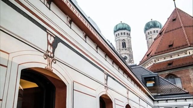 Architekturdetails des DO & Co Hotel München mit Türmen im Hintergrund