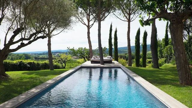 Infinity-Pool mit Aussicht auf eine malerische Landschaft