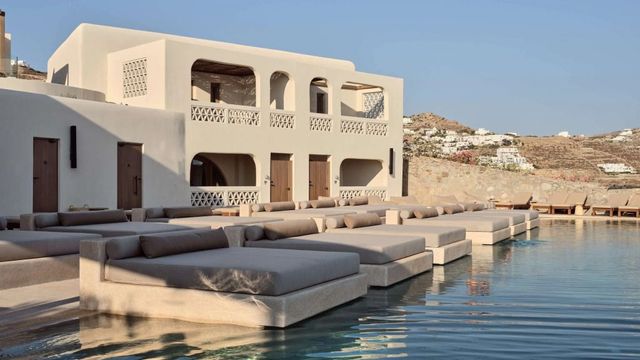 Luxuriöser Außenbereich mit Liegemöglichkeiten am Pool und moderner Architektur