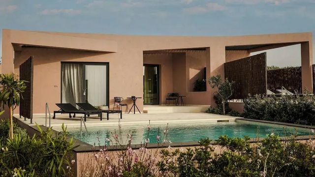 Moderner Bungalow mit privatem Pool und Terrasse im Hotel Santorini.