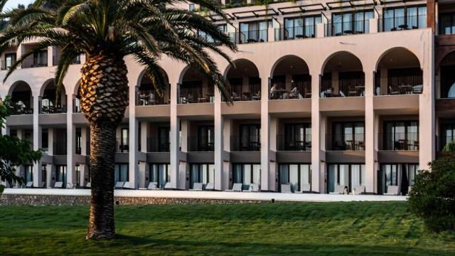 Hotelgebäude des Domes of Corfu mit Palmen im Vordergrund