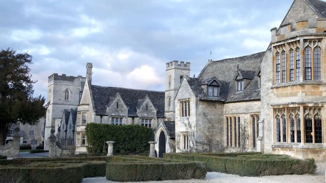 Historische Fassade von Ellenborough Park mit gepflegtem Garten im Vordergrund