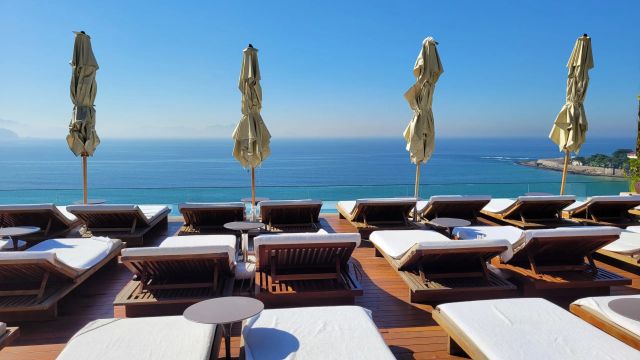 Emiliano Rio De Janeiro Terrasse mit Liegestühlen und Meerblick