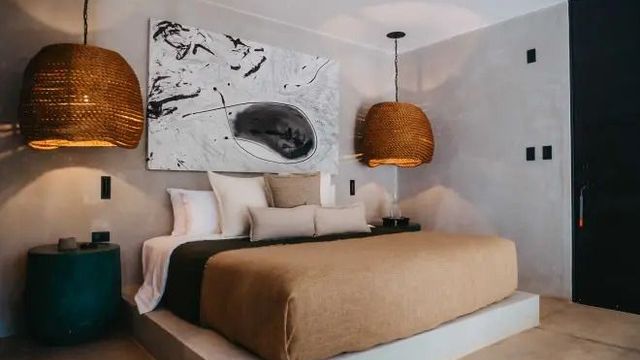 Modernes Hotelzimmer mit kunstvollem Wandbild und stilvollen Hängelampen
