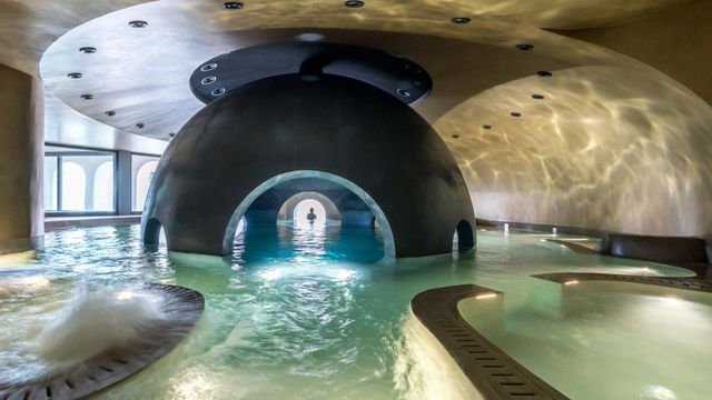 Innenraum des Spa-Bereichs mit Gewölbedecke und Pool