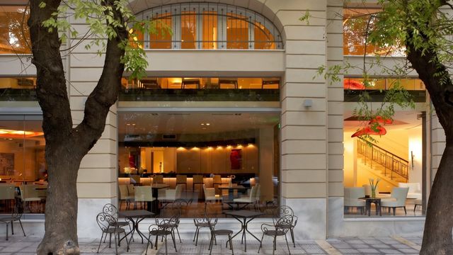 Moderne Hotelrestaurant mit Außensitzbereich und großen Glasfenstern