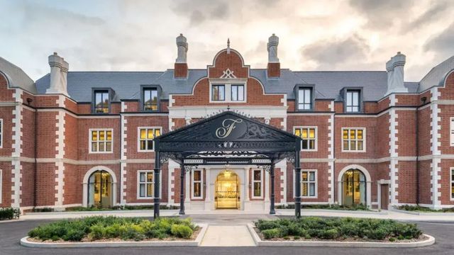 Elegante Fassade eines Hotels mit Backsteinelementen und imposantem Eingang