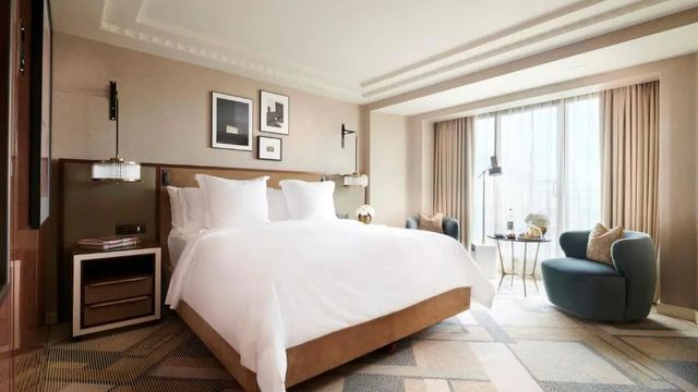 Helles Deluxe Doppelzimmer mit großem Bett und modernen Möbeln