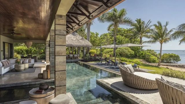 Privater Poolbereich mit tropischer Landschaft im Four Seasons Resort Mauritius