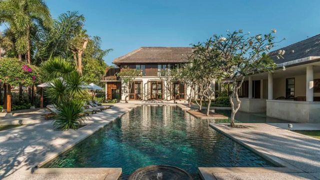 Großer Infinity-Pool mit luxuriösem Ambiente im Four Seasons Resort Bali