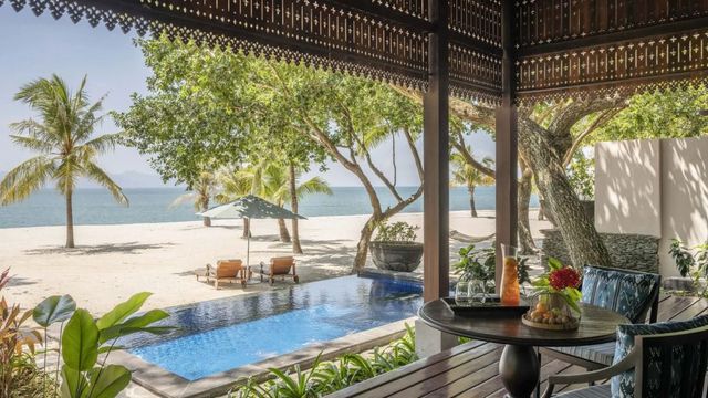 Atemberaubende Aussicht auf den Strand und privaten Pool von der Villa im Four Seasons Resort Langkawi.