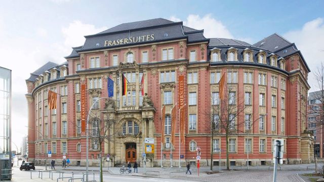 Historische Backsteinfassade des Fraser Suites Hamburg mit eleganten Details