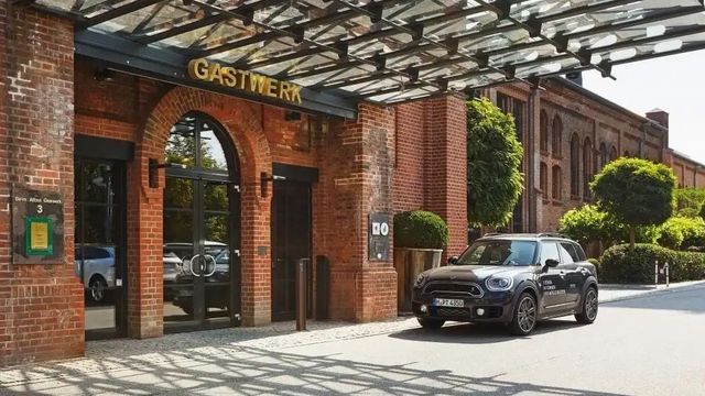 Eingangsbereich des Gastwerk Hotel Hamburg mit Fahrzeug und modernem Dach