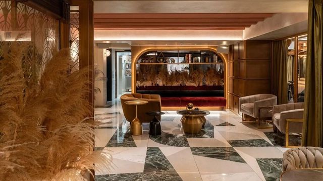 Elegante Lobby mit modernen Designelementen und stilvollen Möbeln.