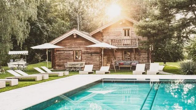 Holzchalets mit privatem Pool im Vordergrund