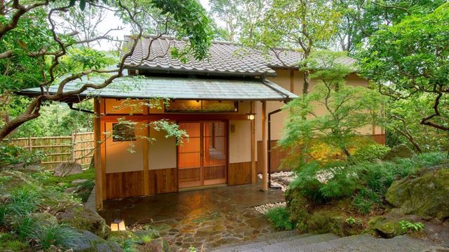 Eingangsbereich einer traditionellen japanischen Villa mit üppigem Grün