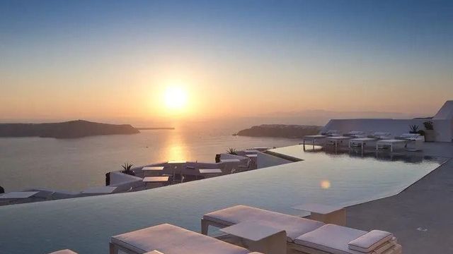 Infinity Pool mit Blick auf das Meer und Sonnenuntergang bei Grace Hotel