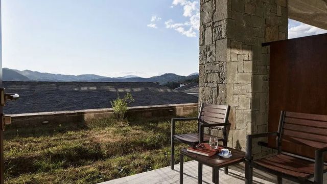 Terrasse mit Sitzgelegenheit und Bergblick