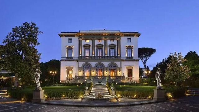 Prächtige Villa Cora Fassade bei Dämmerung umgeben von gepflegten Gärten.