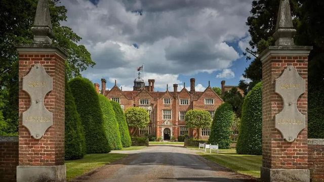 Historische Fassade des Hotels mit symmetrischen Buchsbäumen