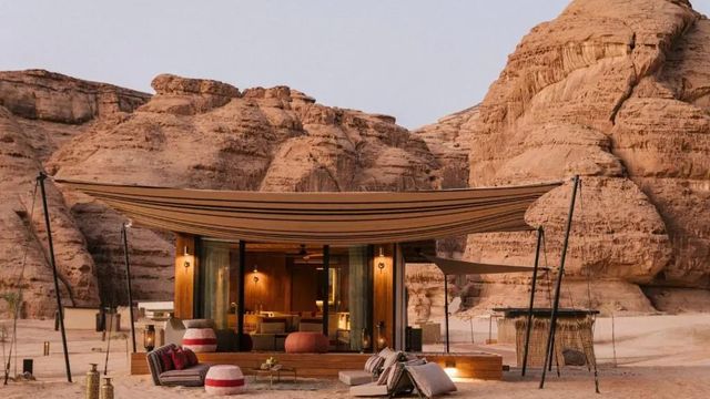 Luxuriöse Wüstenvilla umgeben von majestätischen Felsformationen