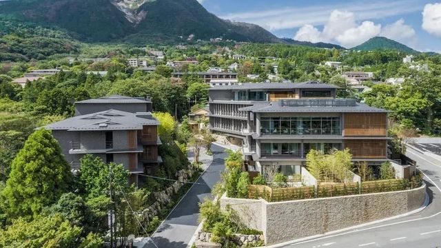 Hotelgebäude umgeben von Bergen und üppiger Vegetation