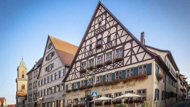 Fachwerk-Fassade des HOTEL & SPA Goldene Rose bei klarem Himmel