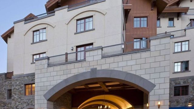 Fassade des Madeline Hotels im alpinen Stil bei Dämmerung