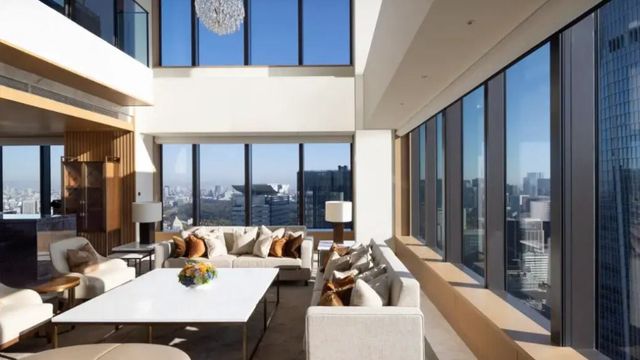 Helle Suite mit Panoramafenstern und stilvollen Sitzgelegenheiten im The Okura Tokyo