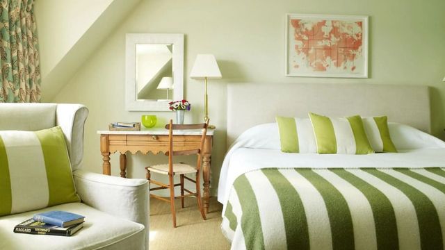 Gemütliches Zimmer mit Streifenmuster und Schreibtisch im Hotel Tresanton