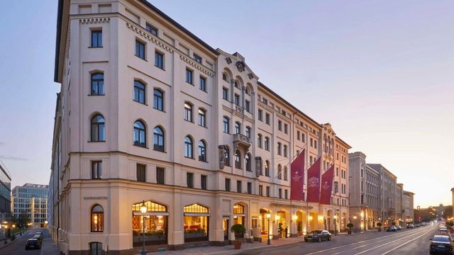Elegante historische Fassade des Hotels bei Tagesdämmerung