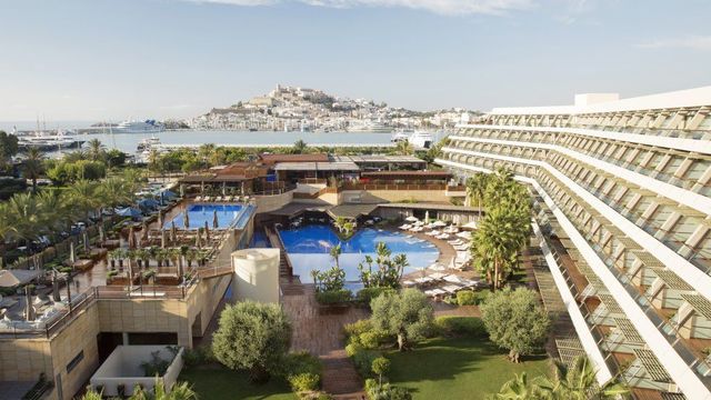 Ibiza Gran Hotel von oben mit Blick auf Pool und grünlicher Landschaft