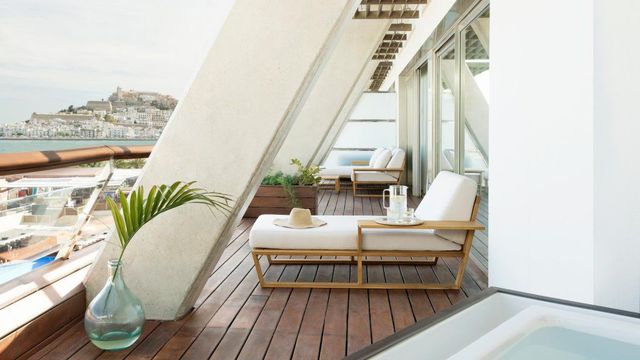 Ibiza Gran Hotel Terrasse mit Blick auf die Stadt und das Meer mit Whirlpool