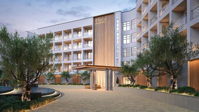 Moderne Hotelarchitektur mit eleganter Fassade und einladendem Eingangsbereich