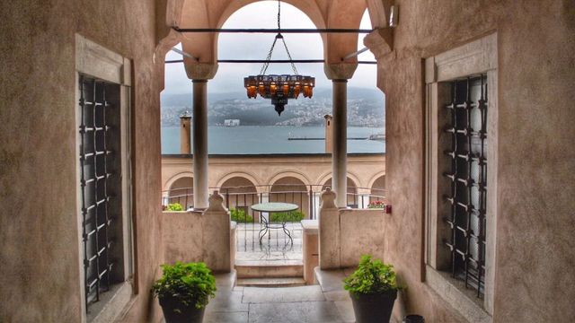 Hoteleingang mit Blick auf das Meer und antiken Säulen im Imaret Hotel.