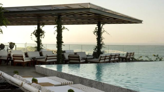 Fasano Infinity Pool mit Liegestühlen und Sitmöglichkeiten unterdacht