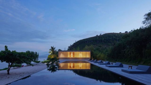 Infinity-Pool bei Sonnenuntergang mit Blick auf das Meer