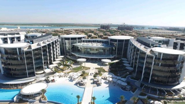Blick auf das luxuriöse Jumeirah Saadiyat Island Resort mit prächtigem Poolbereich