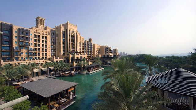 Blick auf die beeindruckende Fassade des Jumeirah Mina Al Salam Hotels und den Wasserkanal