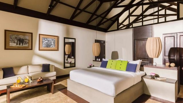 Luxuriöses Hotelzimmer mit großem Bett und moderner Einrichtung