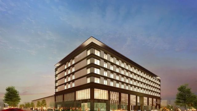 Moderne Hotelfassade bei Abenddämmerung mit stilvollem Design und Beleuchtung